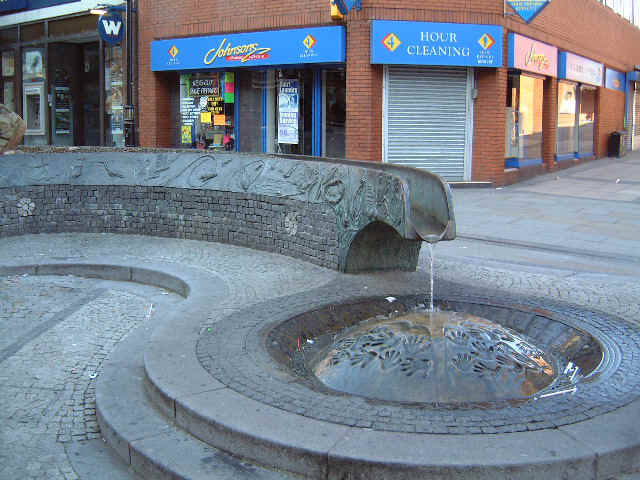Fountain.jpg (44619 bytes)